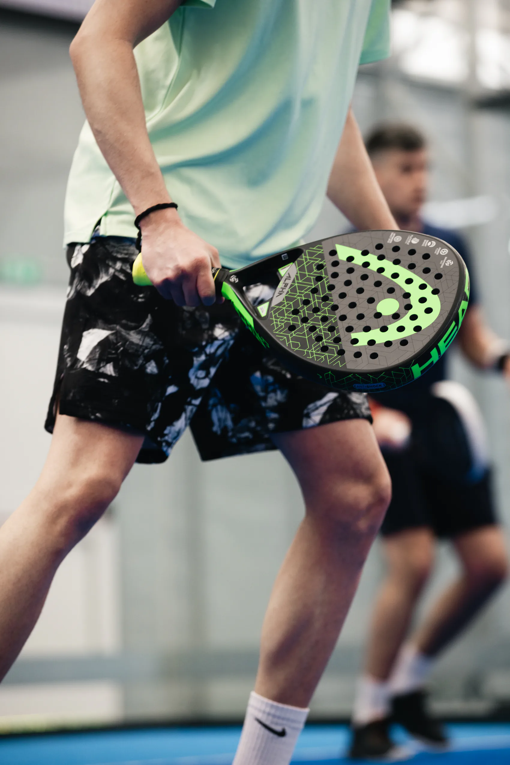 Igrač drži padel reket