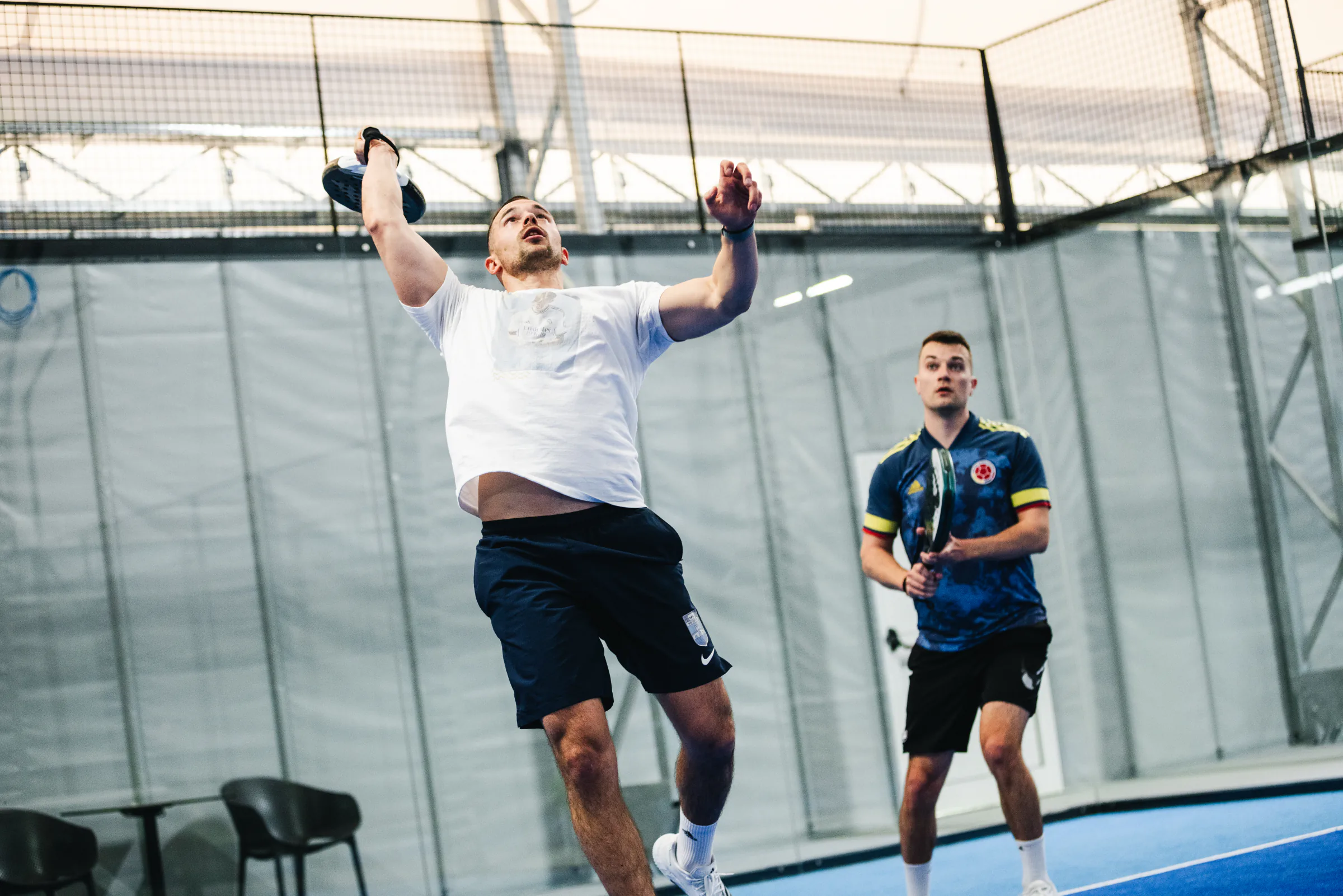 Igrači u padel akciji na terenu