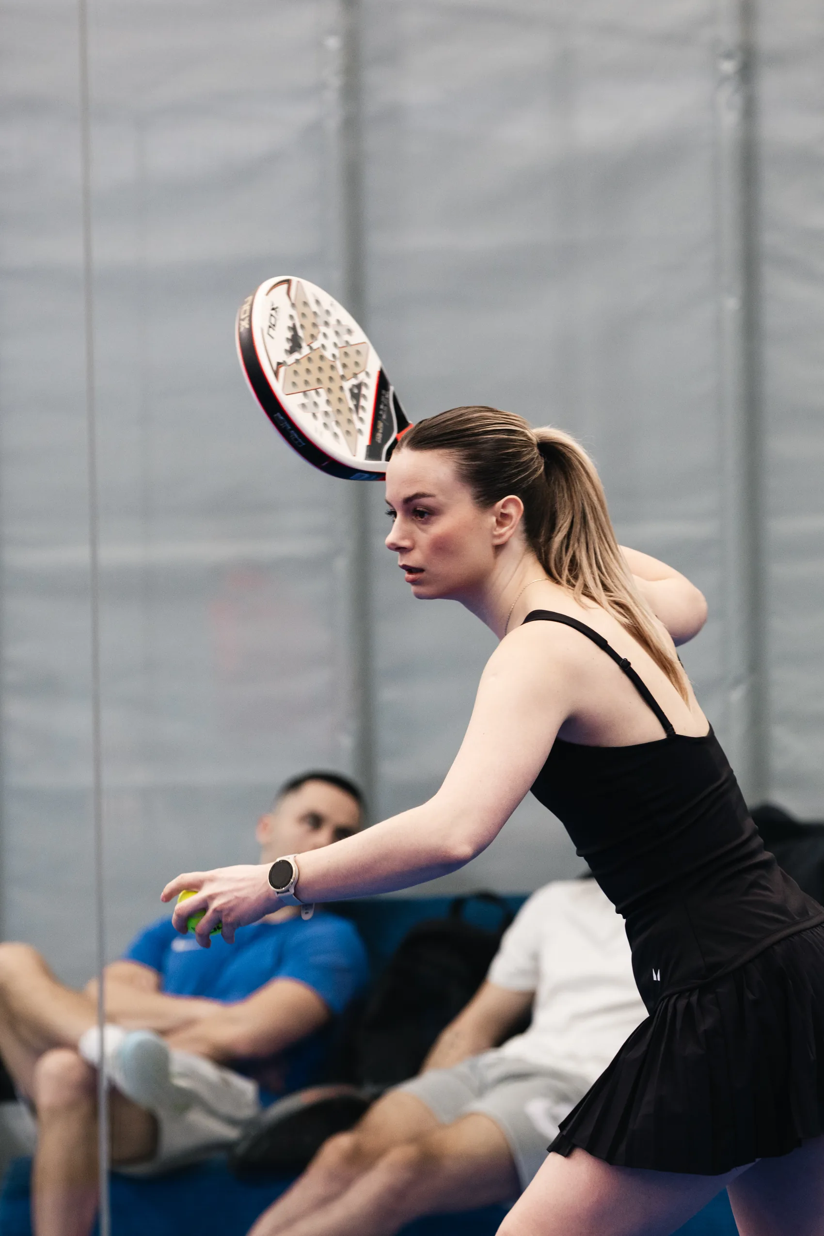 Igračica u akciji na padel terenu